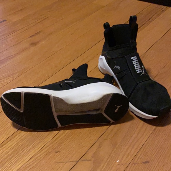 Women’s 9.5 puma sneaker - Picture 2 of 2